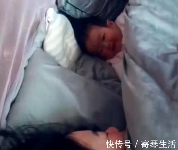 孩子|宝宝睡醒发现离妈妈好远,接下来的举动太暖心,妈妈辛苦没白费