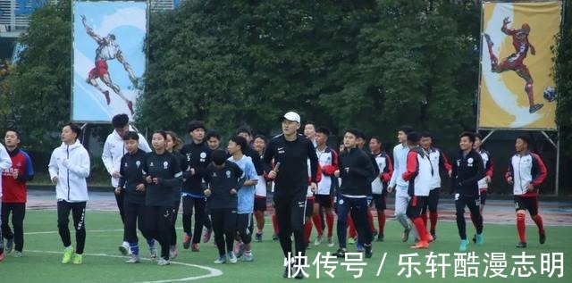 總教練|“中國太陽”來了！足球名將孫繼海成為重慶大學足球隊榮譽總教練