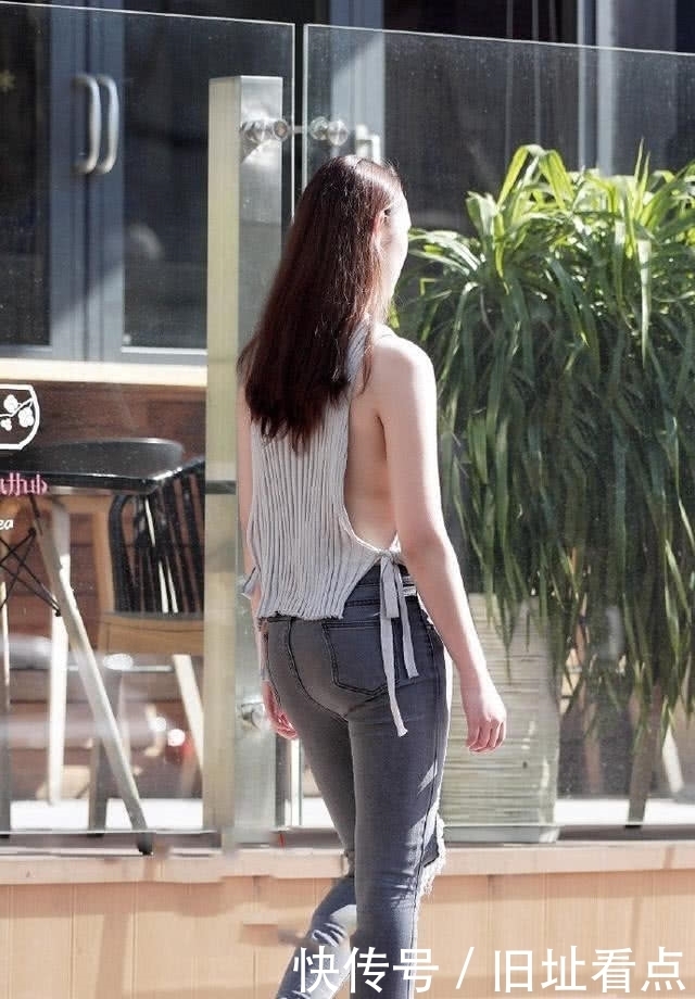 美女独爱小脚设计的紧身牛仔裤，裤脚设计风格