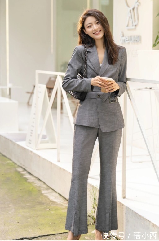 亮色系 “西装”别再搭配牛仔裤了,今年流行“成套穿”,简单大气有气场
