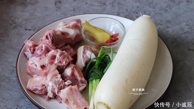 白萝卜排骨|它是人人吃得起的“小人参”,拿来炖汤喝,鲜甜滋补、润肺化痰