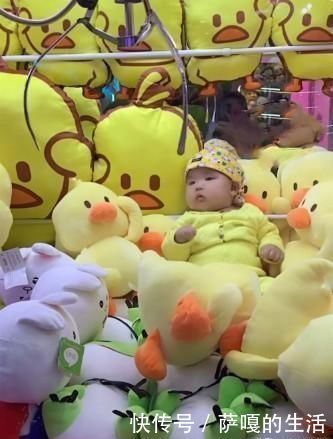 真人版“抓娃娃”火了亲爹将娃放娃娃机,娃一脸“仇视”笑翻了