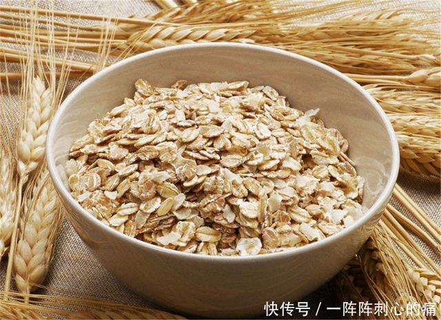 上了年纪骨质疏松,几种食物一天吃一点,强筋骨比钙片还好