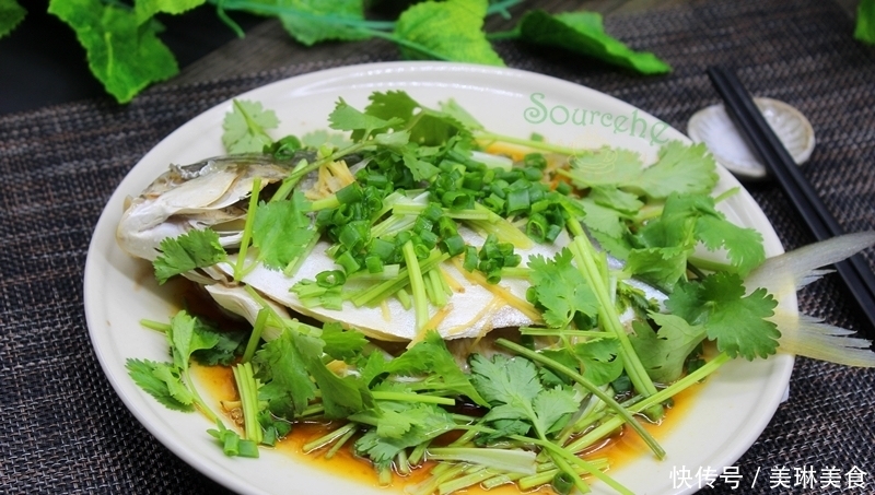 蒸鱼|蒸鱼时多加一步,腥味全无,鱼肉软嫩,汤清味醇,太鲜香了!