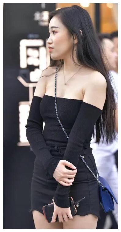 一字 一字肩上衣配黑色短裤,即年轻又洋气,清新减龄气质十足