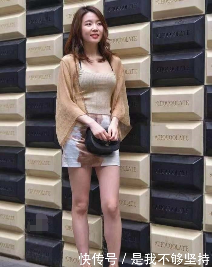 看起来|街拍:性感大方长腿的美女,丰腴有致,光鲜靓丽看起来时尚!