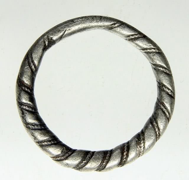 圆环|荷兰农民捡到一个圆环,本以为是易拉罐环,没想到是值10万的模型