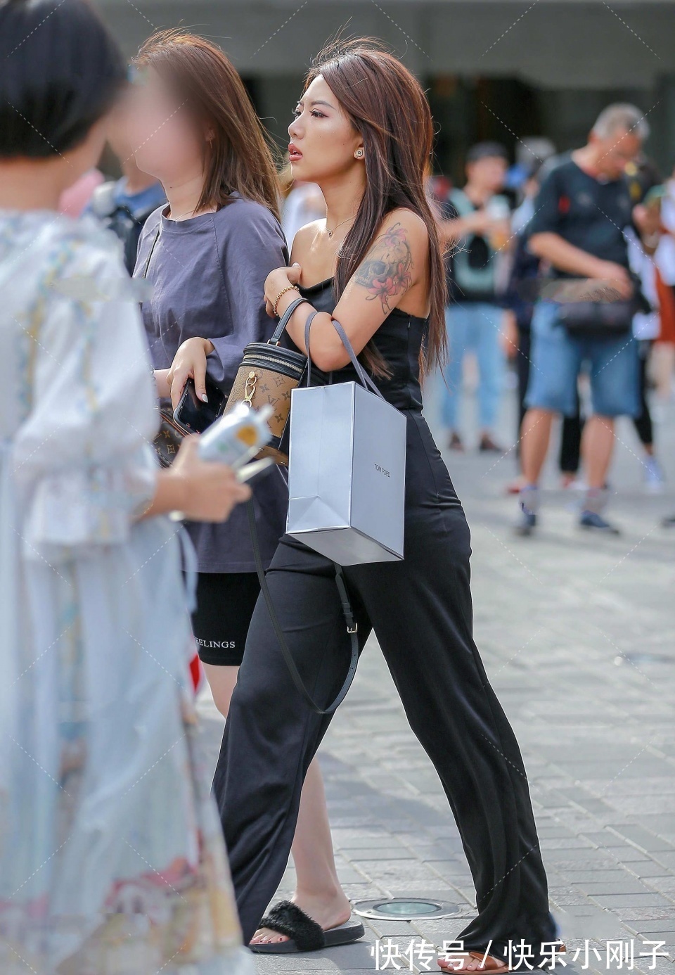 颜色度|黑色一字肩套装,清凉舒适,简单大方,显高又显瘦