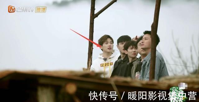 节目组|节目组失误关掉滤镜，王源满脸痘颜值大跌，杨超越皮肤不如董力！