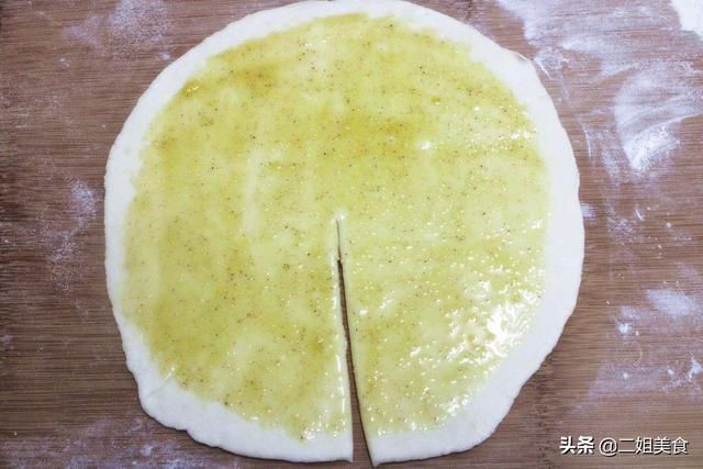 软乎|烙饼时，别只会加温水和面了，多做两步，柔软多层，皮薄有韧性