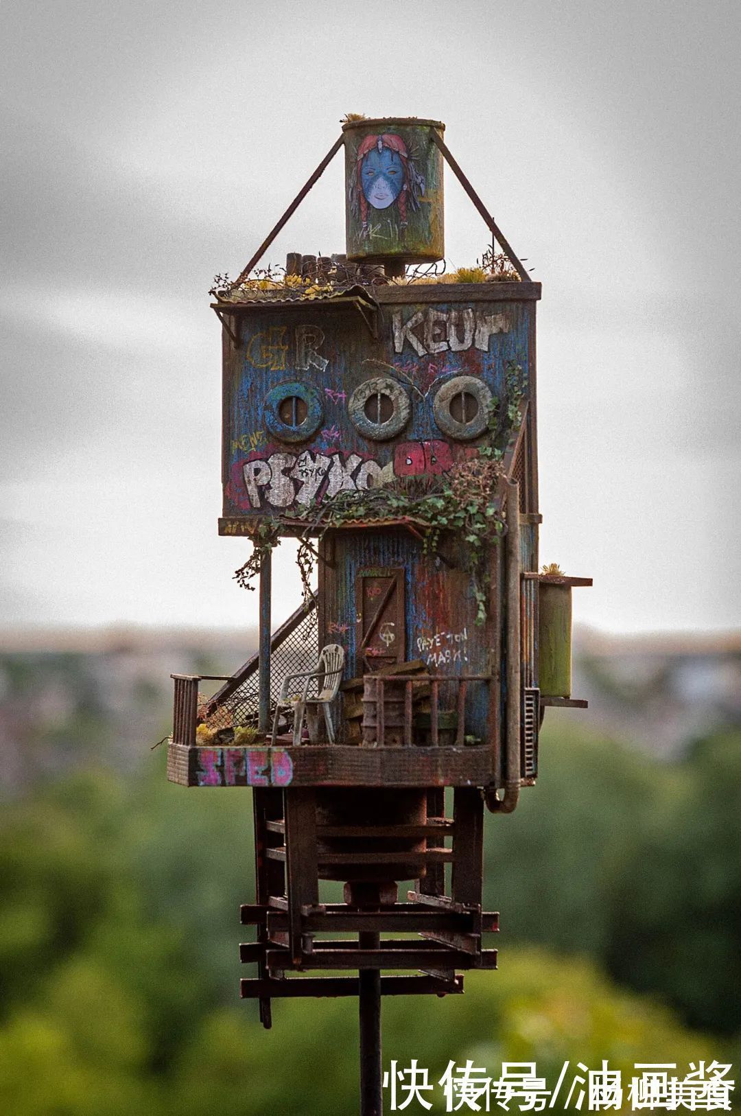 雕塑$微型艺术家历时4年,打造了一个破败的世界,精致程度让人叹服