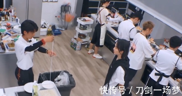 中餐厅|《中餐厅5》有多假？客人吃到生米线忍气吞声，赵丽颖出手相助