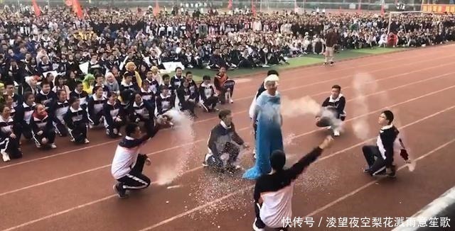 |不同版本的艾莎女王cos明星版惊艳,学生版搞笑,爸爸版挺感人