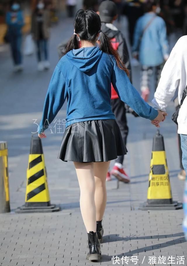 美腿|街拍：皮肤白皙的小姐姐，一身气质短裙穿搭，秀出修长的美腿