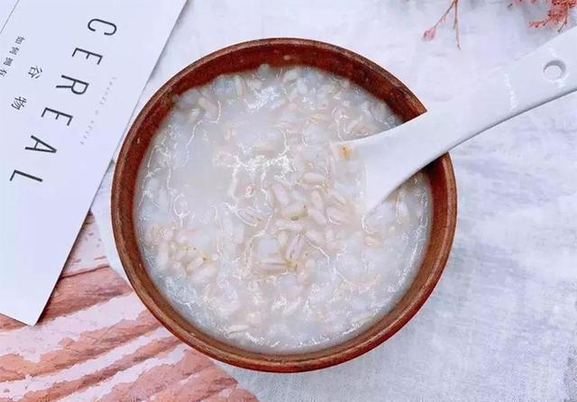 食物|宝宝晚上睡觉前,这5种食物可以常吃,能助娃长高,还有益于睡眠