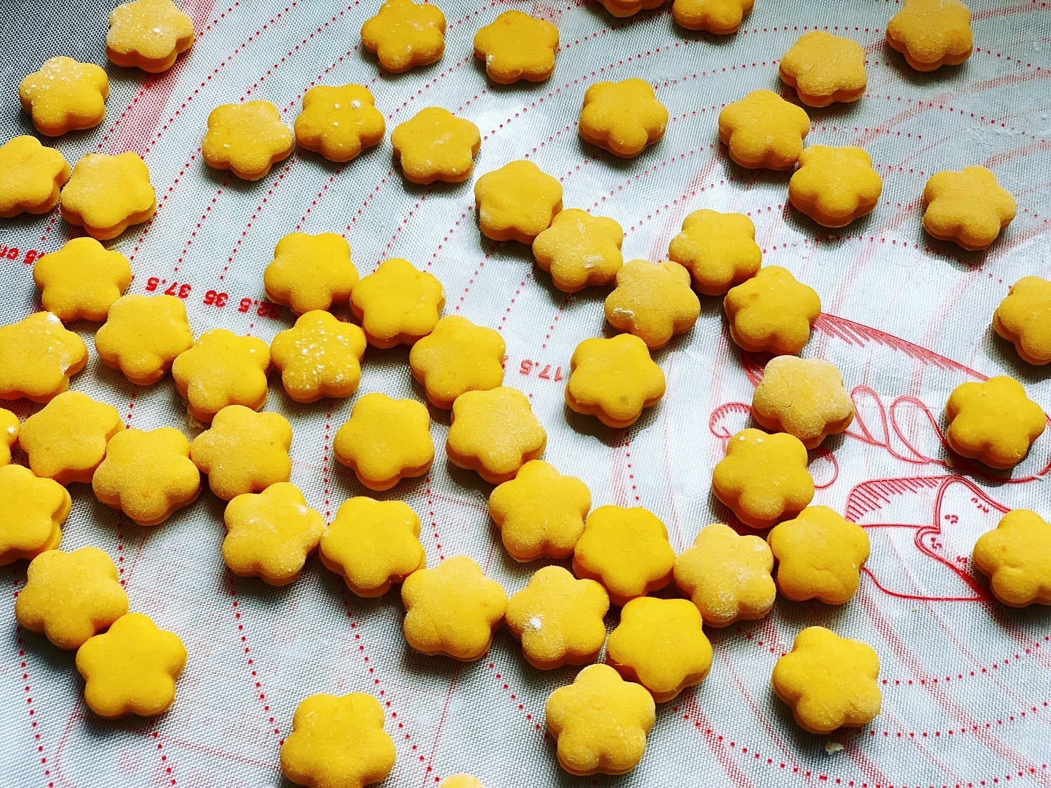 家里有南瓜的这样吃，做成一个个小馒头，营养高孩子喜欢