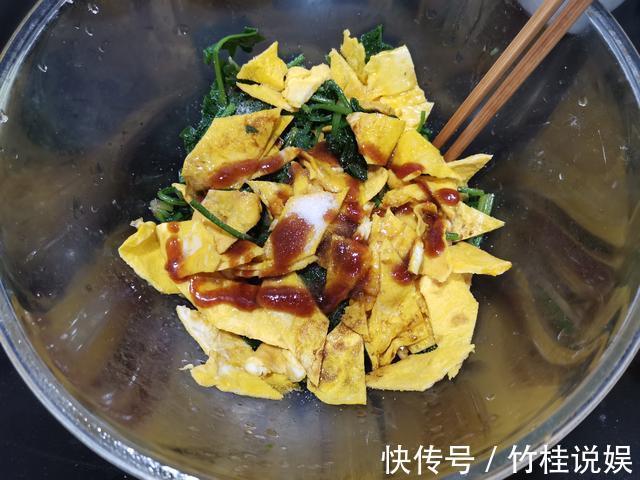 快手凉拌小菜,鸡蛋片凉拌菠菜段,颜色亮眼清爽可口