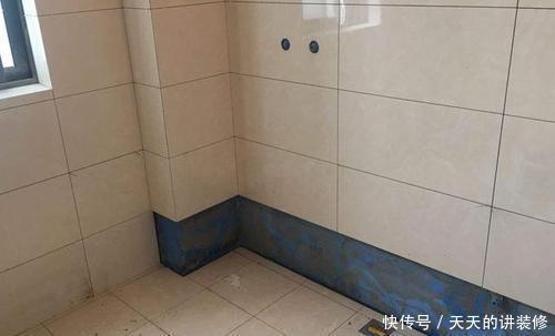 工人|头次见卫生间贴瓷砖留空一排,开始以为工人偷懒,一问才知好处多