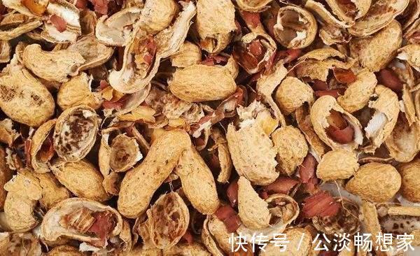 2种“废物”别丢了，水里“泡一泡”扔盆里，养花好，不用施肥！