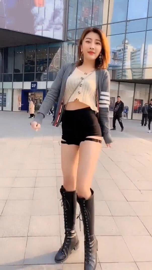 小姐姐 赶季节穿搭的潮流少女，独特风格，让她显得更抢镜
