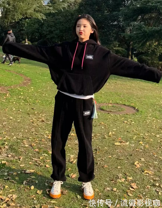 鞋子 “小白鞋”已烂大街,现在流行章若楠的“果冻鞋”,美的让人缺氧