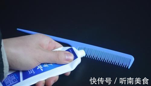 把牙膏涂抹在梳子上太实用了,我也是今天刚知道,看完尽快提醒家人