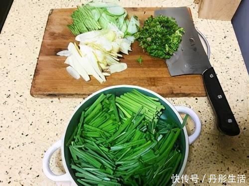 韭菜|它是天然“清肠菜”,每天吃一些,排出体内“垃圾”,腰肢变瘦了