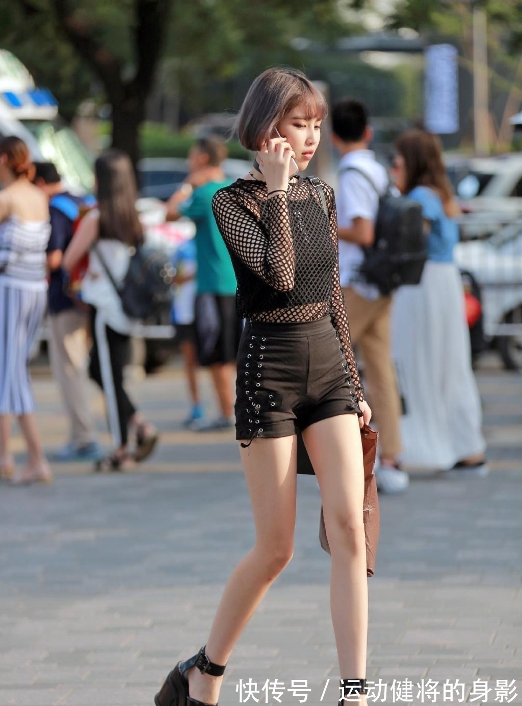 品鉴者 套“渔网”不过分,脚下趿双“黑砖”,这是我没想到的!