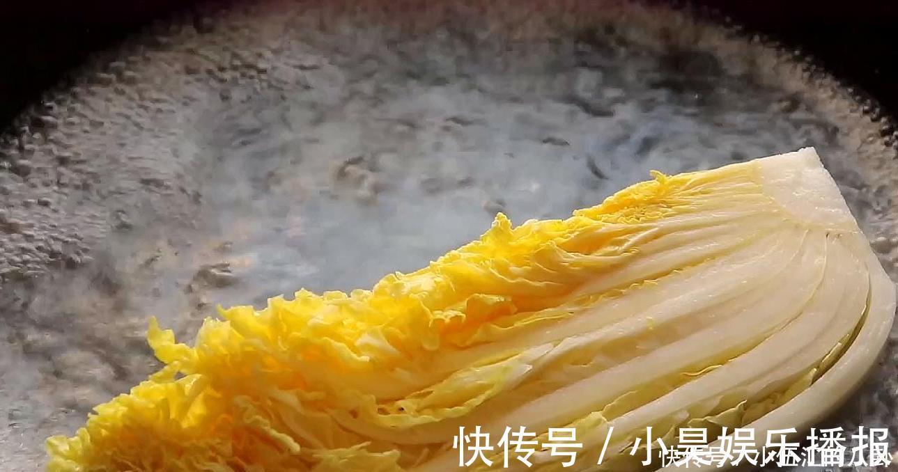 白菜|白菜不再炒着吃了，教你特色吃法，开水一烫，特别解馋