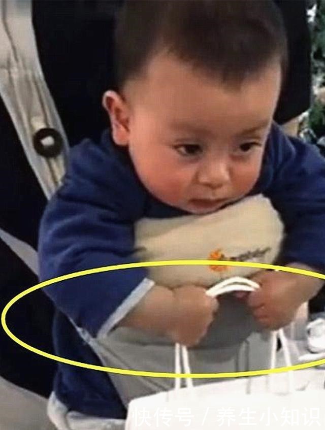 2岁宝宝完美诠释“责任”,陪妈妈逛街,专业“拎包”,圈粉无数!