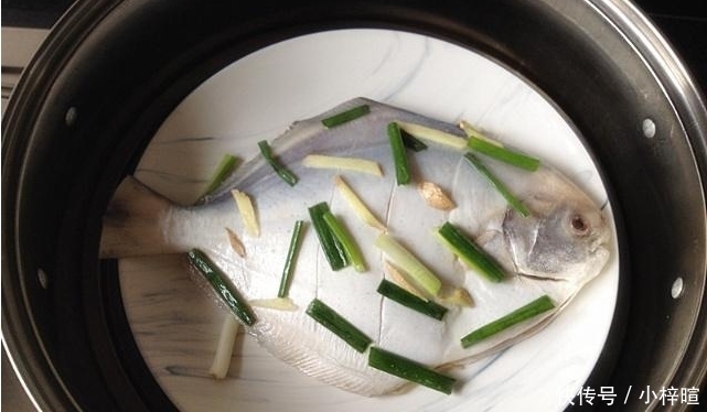 蒸鱼记得加上一步,出锅后,隔壁小孩馋了