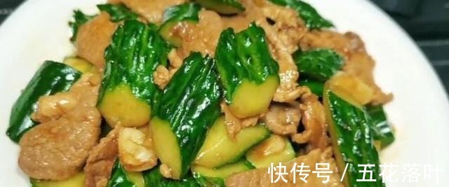下饭|今天美食，肉炒黄瓜，清脆爽口，黄瓜炒肉是绝配，即营养又下饭！