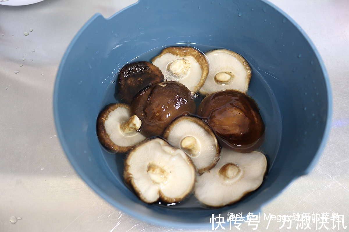 中筋面粉|打工人爱吃的素馅饺子,3种家常食材很划算,清香美味比肉受欢迎