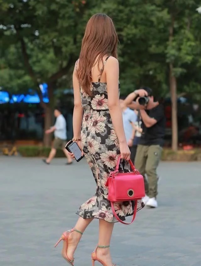 美女|长发披肩的小姐姐，笑容甜美可爱，就是有魅力