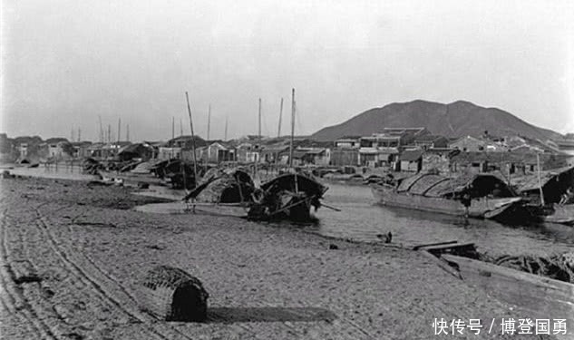 照片中|晚清老照片:图二是挑着粪桶的农夫,图四是朝廷官员的私人花园