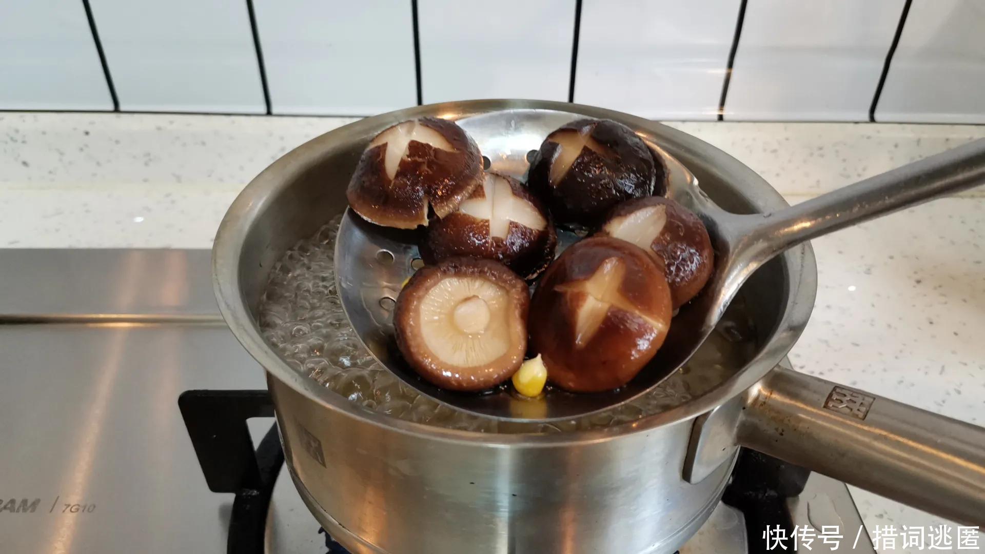 广东腊味煲仔饭怎么做才好吃记住关键这两步,焦香美味超过瘾