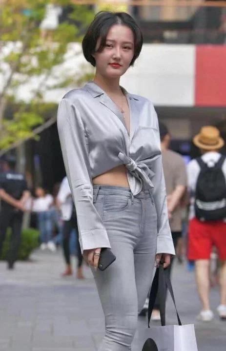 身姿|街拍:营造浪漫唯美的魅力,舒适透气的打底裤,美女秀出玲珑身姿