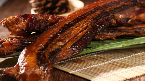 蒸腊肉不要直接上锅蒸，事前多加1个步骤，腊肉又香又入味还不咸