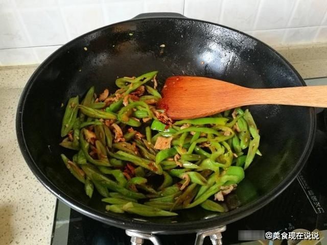 饭店大厨：炒四季豆时，多加这一步，煸出“虎皮”，焦香入味！