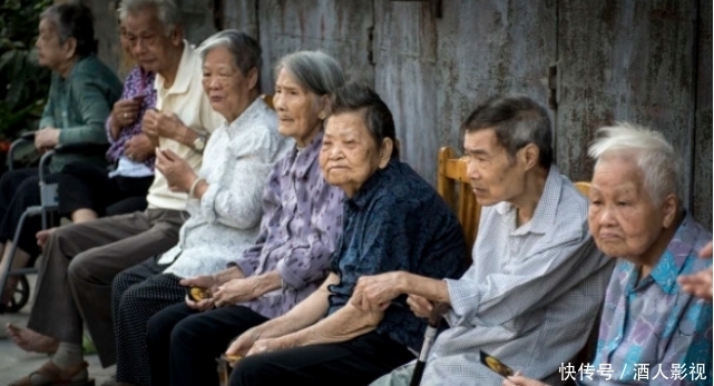 骨质疏松的“加速器”公布，比烟酒更伤骨，医生提醒：劝你管住嘴
