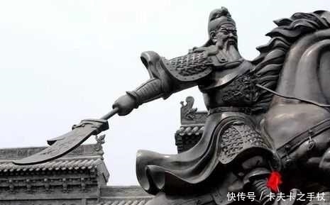 关羽|关羽的雕像为何总闭着眼？老木匠：让他睁眼的代价太大了！