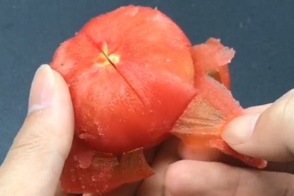 西红柿去皮别再用开水烫了,教你一招,快速去皮不流汁,省时省力