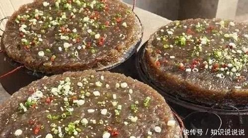 大妈街边摆摊卖自制“懒人菜”,1个人3口锅,一天能卖上百斤!