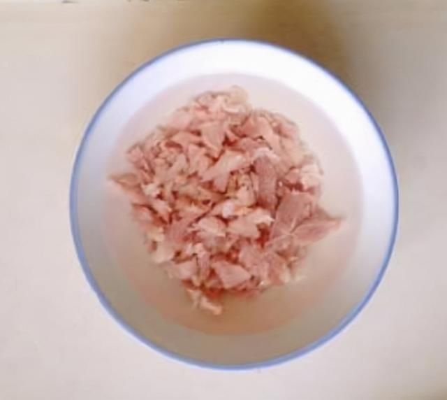 冬日暖暖的早餐:酱香饼、咸鸭蛋,搭配香菇瘦肉粥