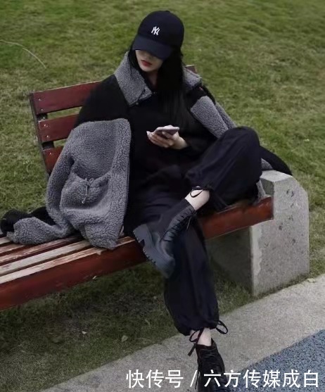 今年冬天正流行的一种穿法叫：“羊羔毛外套+休闲裤”，减龄时髦