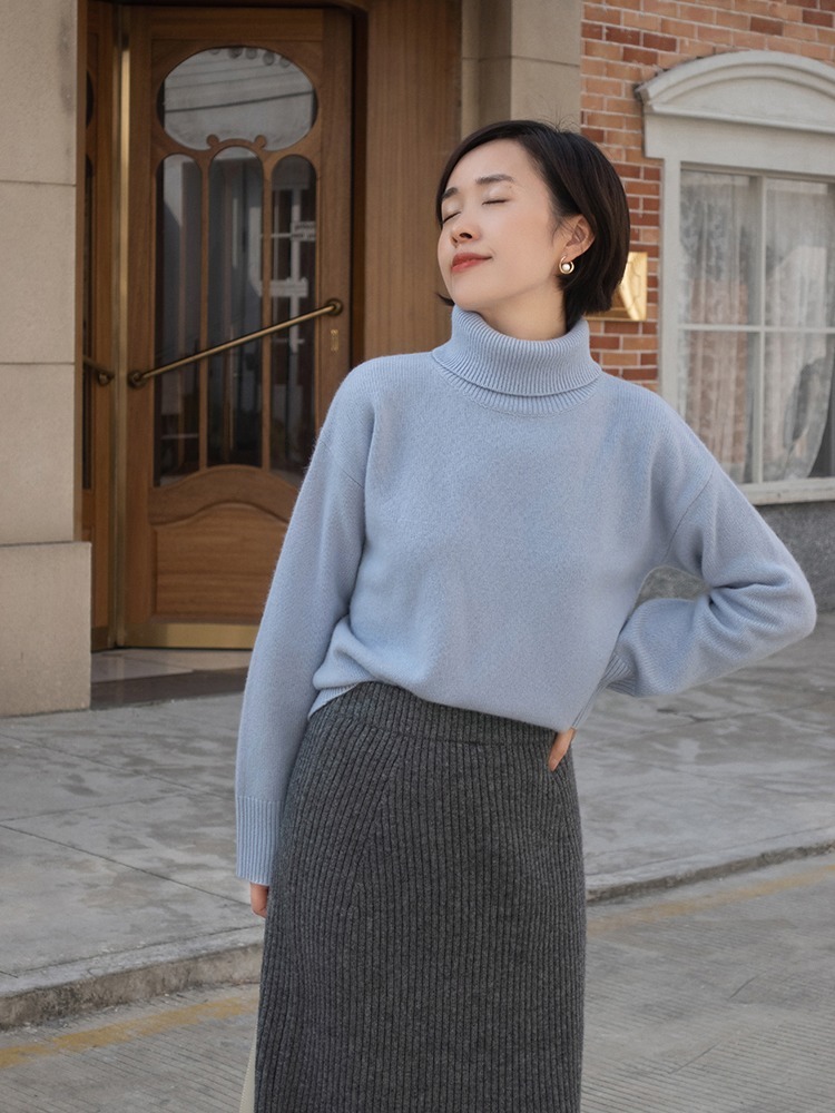 墨绿色|有气质的女人,都爱穿这4种色彩的针织衫,结合半身裙温柔又洋气