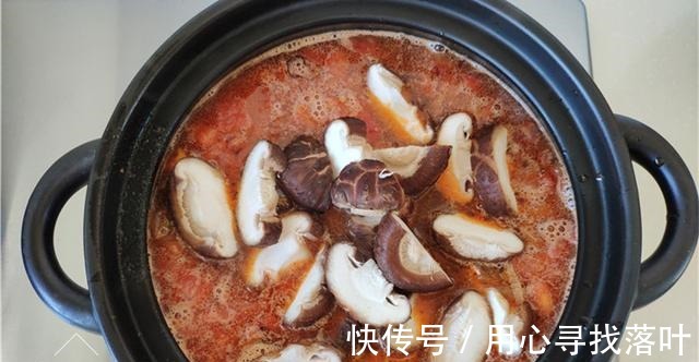 香菇|天冷了，吃炒菜不如炖菜，几种食材炖一锅，鲜美营养，热乎又暖身！