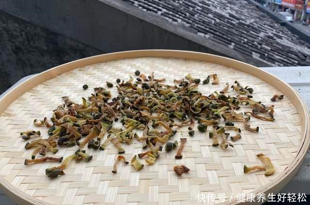 入冬后，遇见这菜就买10斤，晒干了保存，吃一整个冬天不会坏！