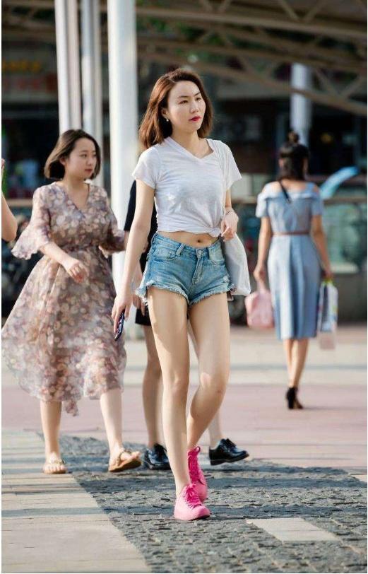 高跟鞋|小姐姐白色上衣搭配牛仔短裤，时尚又潮流，大长腿展露无遗