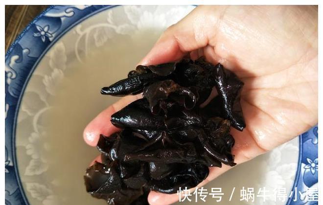 浸泡|泡发木耳，万不可直接加水，跟厨师学了1招，10分钟泡一大盆